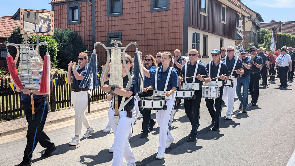 Er darf beim Spielleutetreffen in Cattenstedt natürlich nicht fehlen: der Spielmannszug Hasselfelde. In dem Ensemble musizieren auch Cattenstedter mit.