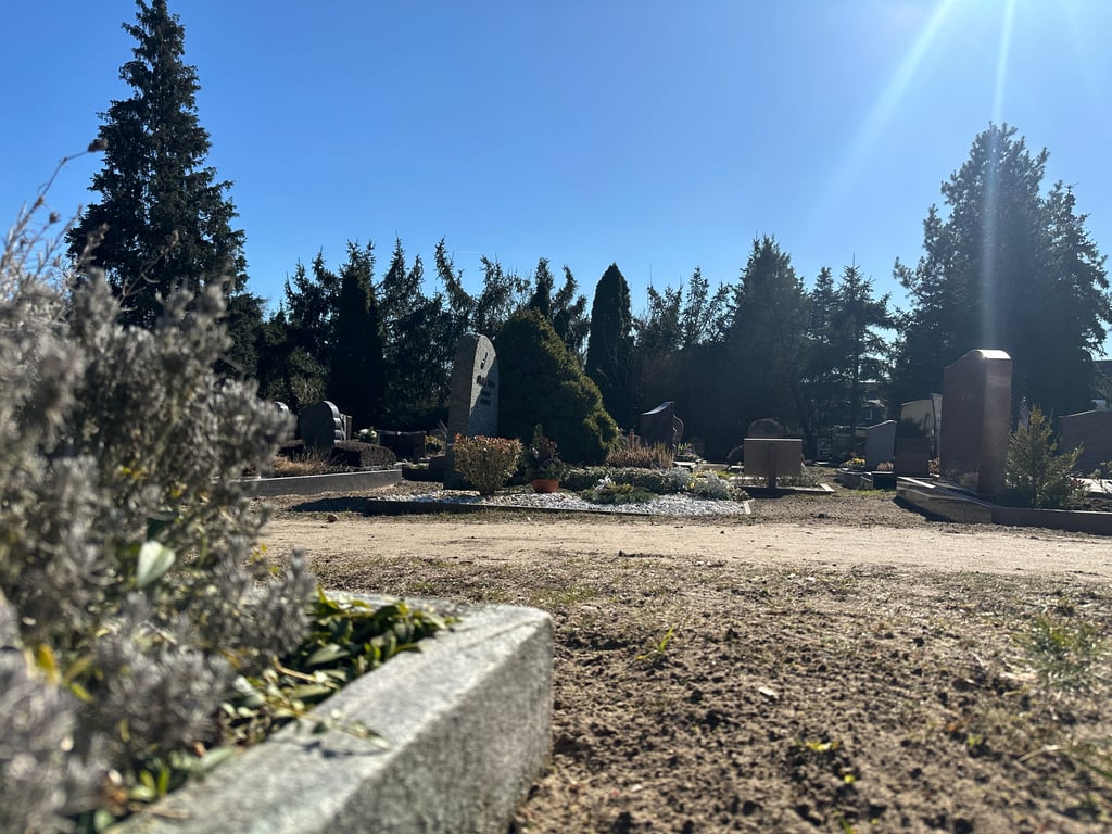 Auf dem Friedhof in Biederitz könnte bald eine neue Bestattung angeboten werden.