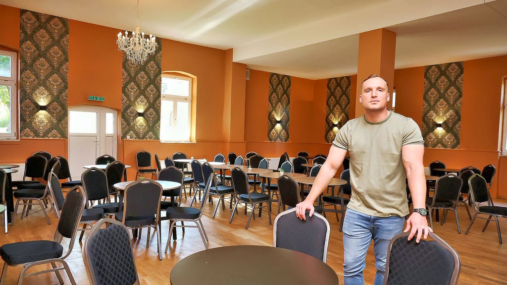 Enzo Kupfer im Saal seiner „Kupferstätte“ in Vatterode. Der junge Mann plant Veranstaltungen und Vermietungen.