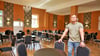 Enzo Kupfer im Saal seiner „Kupferstätte“ in Vatterode. Der junge Mann plant Veranstaltungen und Vermietungen.  