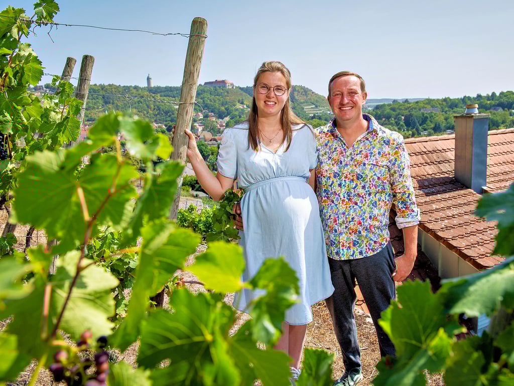 Sophie und Martin Gurks inmitten der Reben im Freyburger Schweigenberg. Das Winzerpaar erwartet Nachwuchs. Termin ist Ende Oktober.