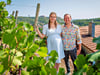 Sophie und Martin Gurks inmitten der Reben im Freyburger Schweigenberg. Das Winzerpaar erwartet Nachwuchs. Termin ist Ende Oktober.