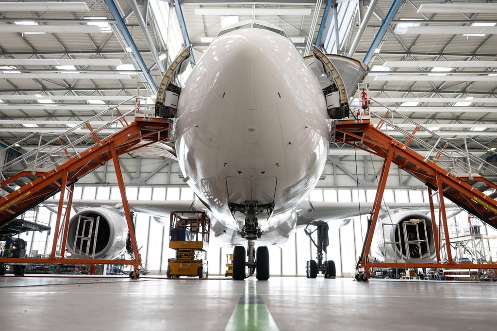 Die Elbe Flugzeugwerke müssen wegen fehlender Aufträge vorübergehend 300 Mitarbeiter verleihen (Archivbild)
