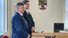 Detlef Gürth (CDU) wird sich erneut vor dem Amtsgericht Aschersleben verantworten müssen. Das Foto entstand in der Verhandlung im März, im Hintergrund steht Gürths Verteidiger Philipp Gehrmann.