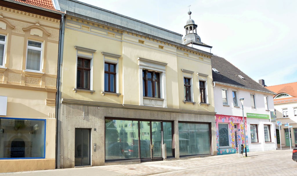 In diesem Gebäude am Breiteweg 2 befand sich mal eine Filiale der HypoVereinsbank. Die Fraktion Bürger für Schönebeck will prüfen lassen, ob Stadtbibliothek und Stadtarchiv in das zentrumsnahe Objekt ziehen könnten. Damit könne man mehrere Fliegen mit einer Klappe schlagen.