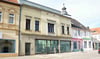 In diesem Gebäude am Breiteweg 2 befand sich mal eine Filiale der HypoVereinsbank.  Die Fraktion Bürger für Schönebeck will prüfen lassen, ob Stadtbibliothek und Stadtarchiv in das zentrumsnahe Objekt ziehen könnten. Damit könne man mehrere Fliegen mit einer Klappe schlagen. 