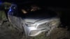 Unfall auf der B6: Mercedes prallt gegen Erdwall.