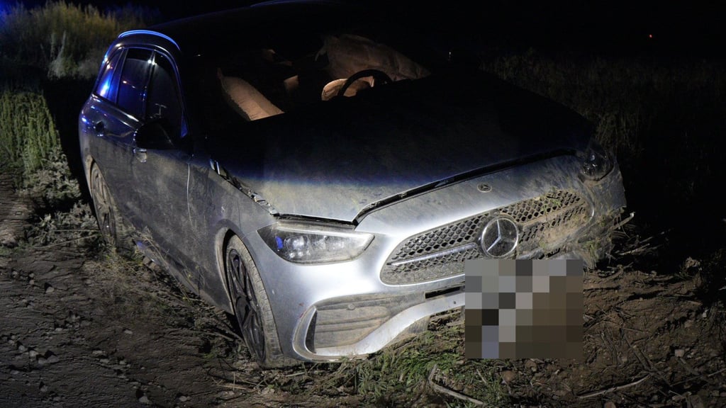 Unfall auf der B6: Mercedes prallt gegen Erdwall.
