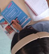 Aya übt jeden Tag Deutsch mit Übungsbüchern.