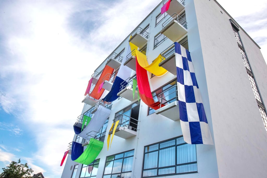 Das Prellerhaus am Bauhaus ist pünktlich zum Jubiläum „100 Jahre Bauhaus in Dessau“ bunt beflaggt.