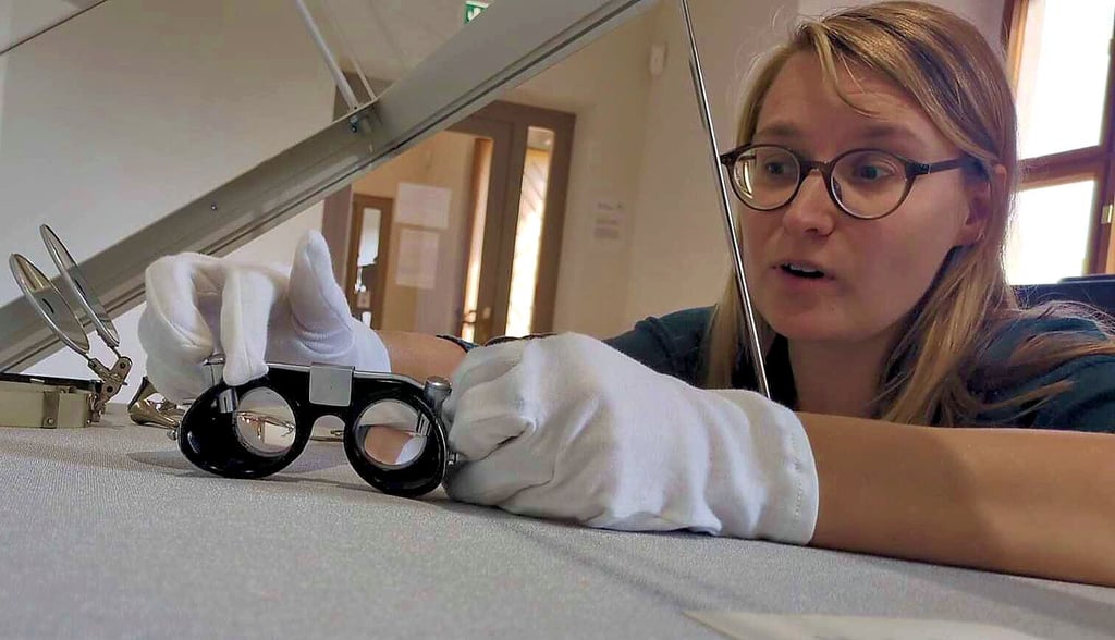 Stefanie Wiesel arrangiert die Sonderausstellung im Schloss Zörbig. Die Leihgaben wurden damals in der HNO-Klinik verwendet.