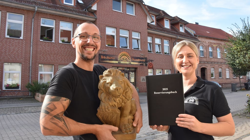 Denni Nitzschke mit Symbolkraft in der Hand: Der Bäckermeister hält eine Löwenfigur, Eventmanagerin Anne Mastmeier plant mit dem Reservierungsbuch bereits die nächsten Veranstaltungen. Gemeinsam bringen sie frischen Wind in den „Goldenen Löwen“.