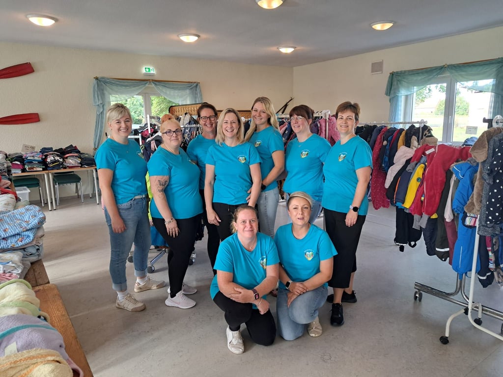 Die Mitglieder der Elbe-Dorfkinder in ihren Vereins-Shirts mit Druck von Firma Santex aus Derben.