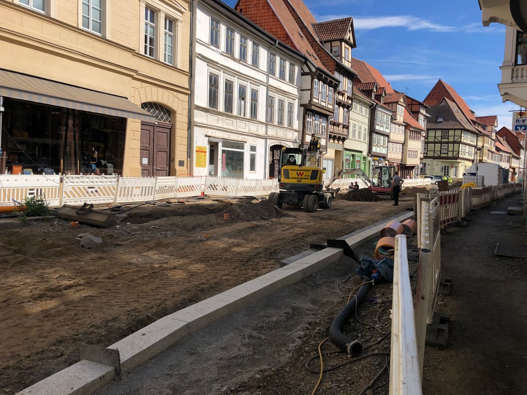 Blick in den Abschnitt des Steinwegs in Quedlinburg, der wegen der Bauarbeiten voll gesperrt ist.
