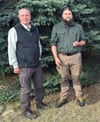 Forstamtsleiter Helmut Jachalke (links) stellte den neuen Kunauer Revierförster André Behrens vor. 