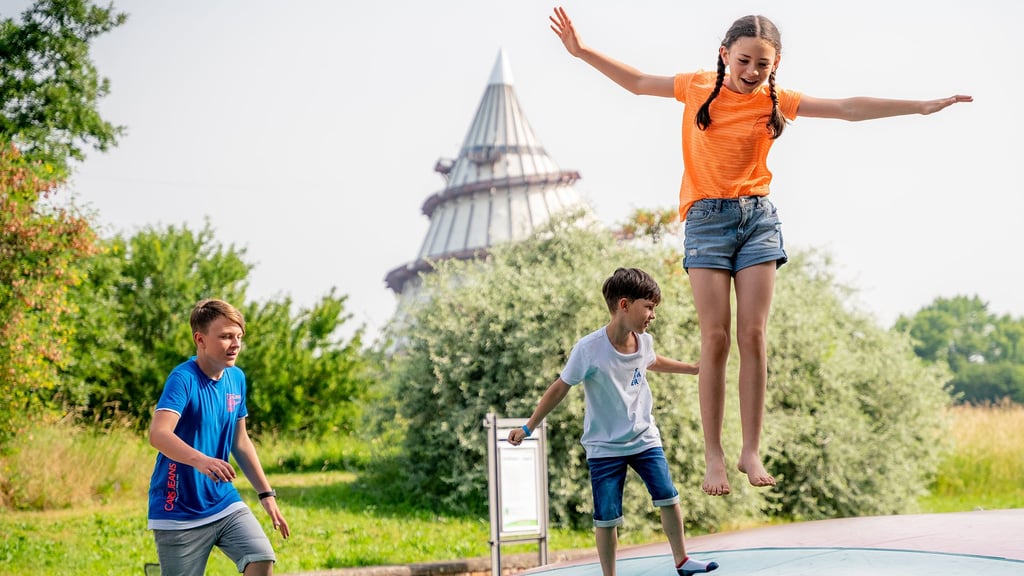 Im Elbauenpark in Magdeburg warten unter anderem Sommerrodelbahn, Kletterpark und Streichelgehege auf junge Besucher.