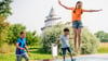 Im Elbauenpark in Magdeburg warten unter anderem Sommerrodelbahn, Kletterpark und Streichelgehege auf junge Besucher.