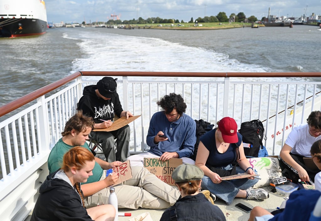 Erste Klimaaktivisten reisen mit der Fähre nach Borkum, um dort bei einem Protestcamp gegen die Erdgasbohrungen vor der Insel zu demonstrieren.