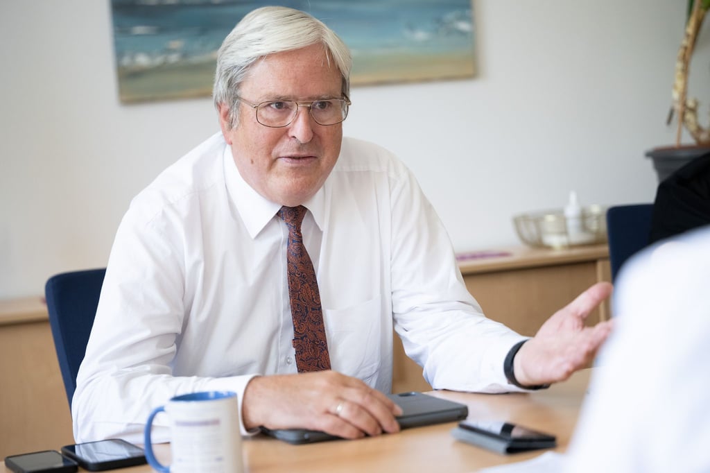 Zwischen Brandenburgs Ex-Wirtschaftsminister Jörg Steinbach (SPD) und der Landesregierung gibt es unterschiedliche Auffassungen über seine Beratertätigkeit bei einer Kanzlei (Archivbild).