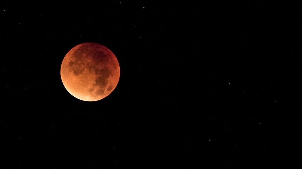 Der sogenannte Blumond ist bei einer vollen Mondfinsternis zu sehen.