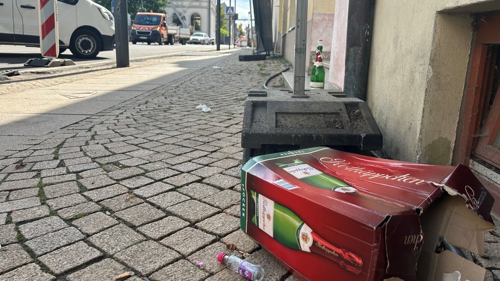 Nach dem 32. Haldensleber Altstadtfest ist in der Innenstadt viel Müll vom Stadthof entsorgt worden.