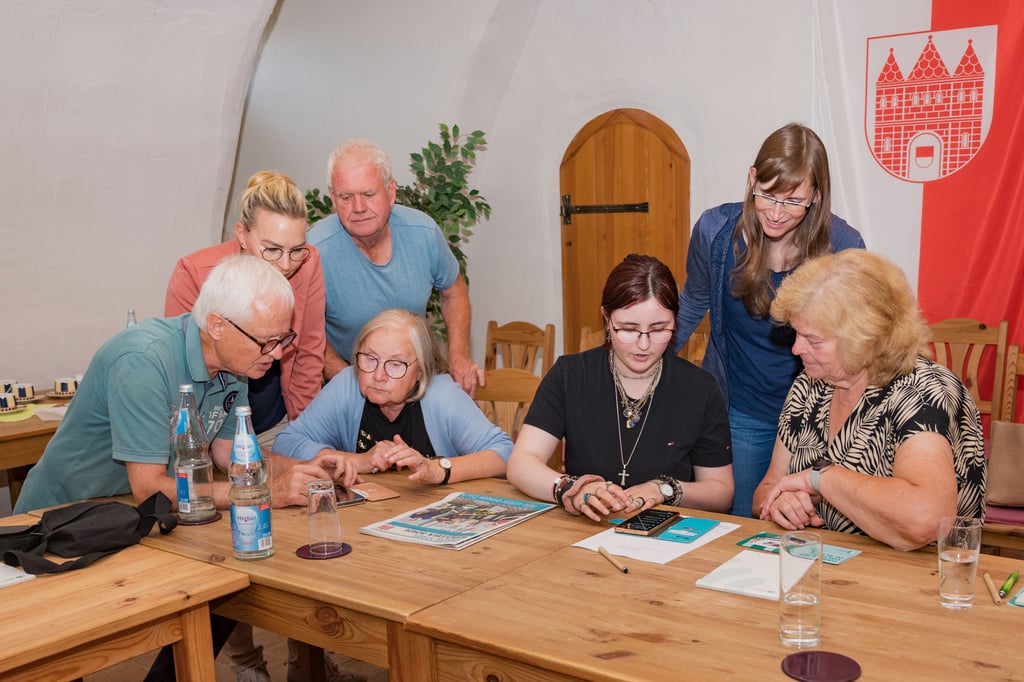 Im Rathauskeller in Wanzleben bekommen Senioren aus Wanzleben die digitale Technik erklärt.