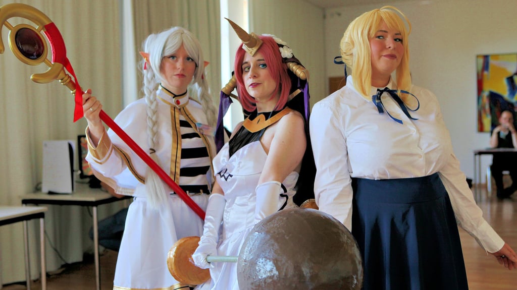 Drei Cosplayerinnen präsentieren bei der Anycon im Kulturhaus Wolfen ihre einzigartigen Kostüme.