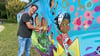 Der Graffiti-Künstler Christian Grams verschönert die Wand am Spielplatz an der Deichstraße in Burg mit vielen bunten Motiven.