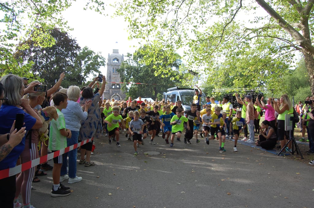 Insgesamt 1.500 Läuferinnen und Läufer, hier der Start der 1,8 Kilometer für Kinder und Jugendliche, gingen auf die unterschiedlich langen Strecken.