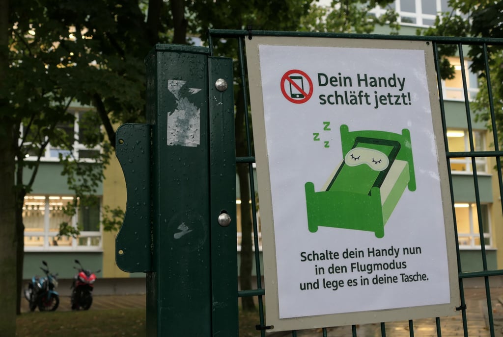 Schilder am Eingangstor weisen auf die Regel hin: Handy in den Flugmodus und ab in den Ranzen.