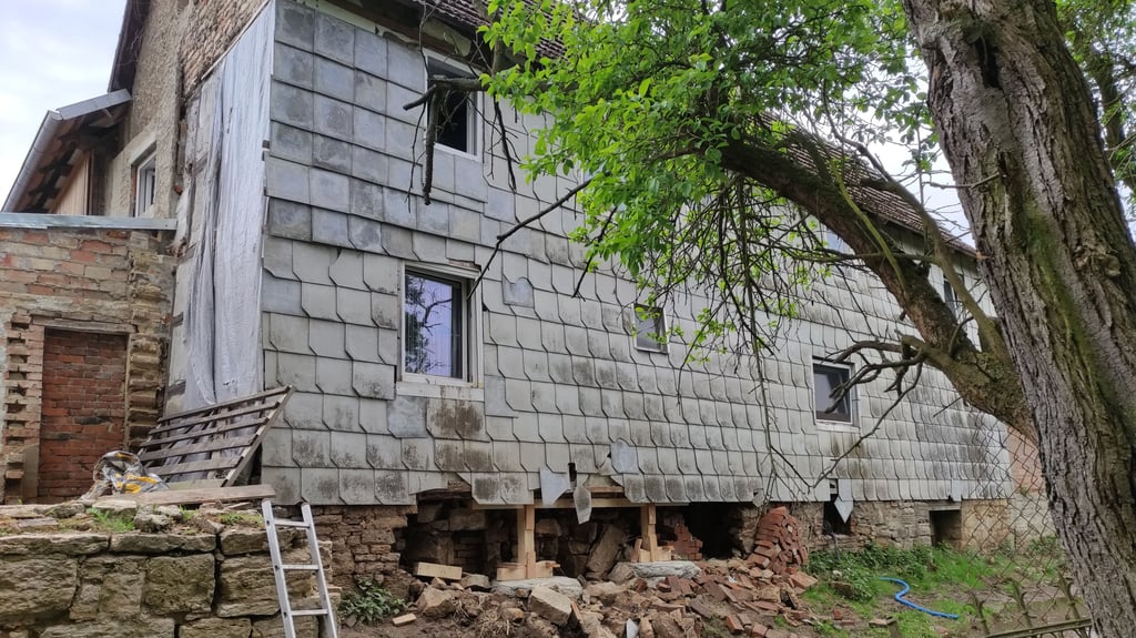 So sah es nach der Unwetter-Katastrophe im April in der Oelmühle aus: Das Anwesen von Sabine und Jörg Scharf in Dardesheim ist beim Hochwasser am 23. April schwer beschädigt worden. Inzwischen hat sich viel getan.