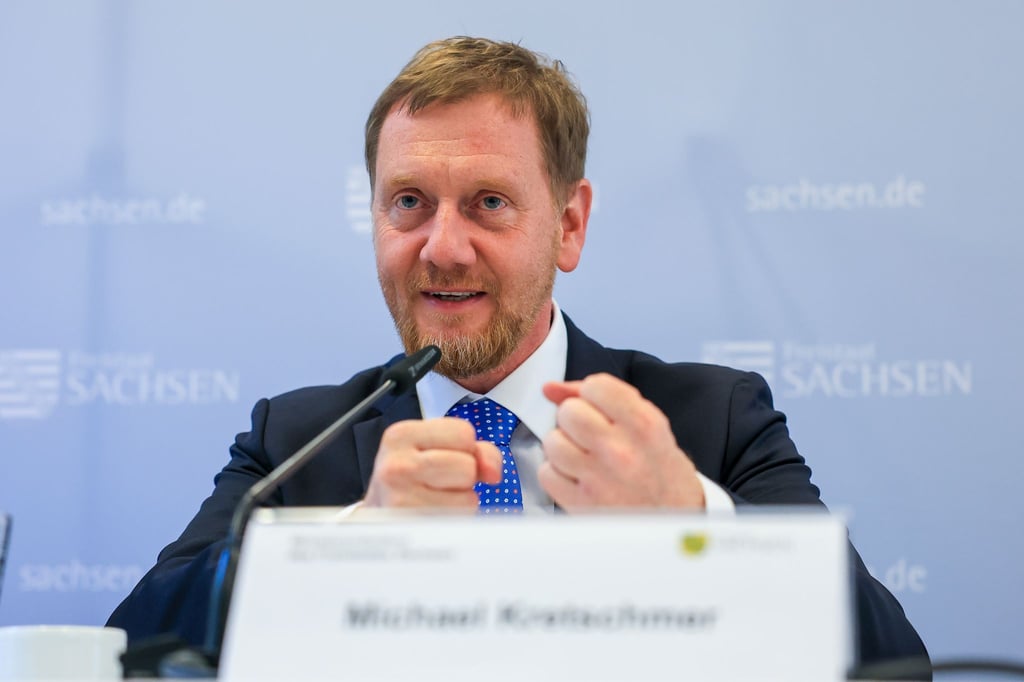 Wegen einer auf Facebook geposteten Drohung gegen Ministerpräsident Kretschmer muss sich ein 59-Jähriger im September vor Gericht verantworten. (Archivbild)