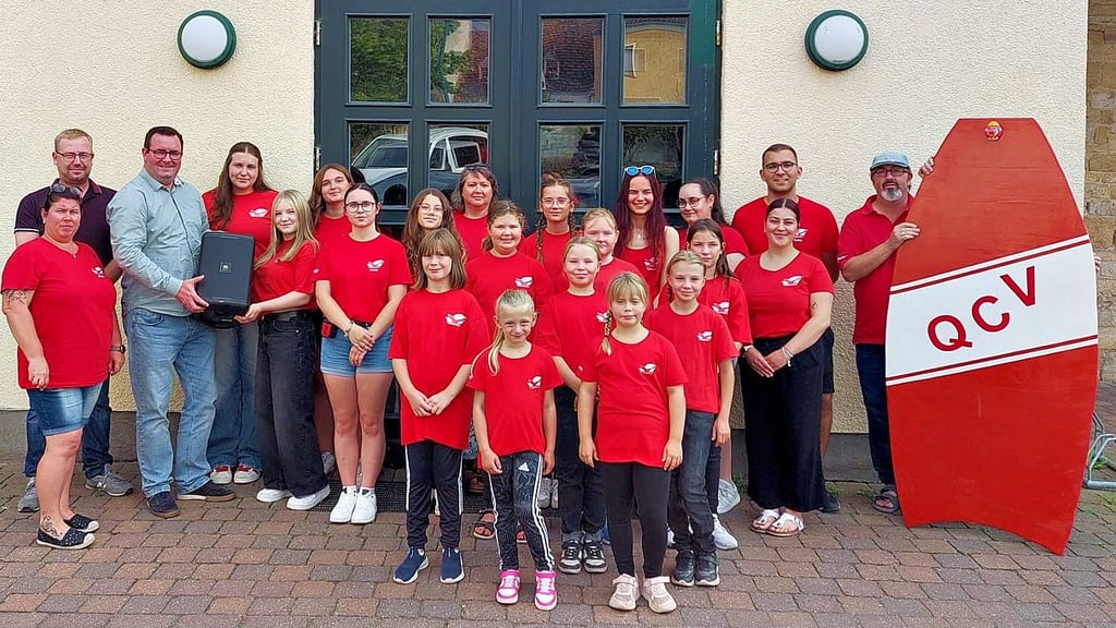 Bürgermeister Andreas Nette (3.v.l.) überreichte Mitgliedern vom  Querfurter Carnevals Verein  das Geschenk, eine Musikbox.