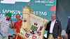Ministerpräsident Reiner Haseloff überreicht Bernburgs Oberbürgermeisterin Silvia Ristow die Sachsen-Anhalt-Fahne für das Landesfest 2026.