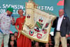 Ministerpräsident Reiner Haseloff überreicht Bernburgs Oberbürgermeisterin Silvia Ristow die Sachsen-Anhalt-Fahne für das Landesfest 2026.