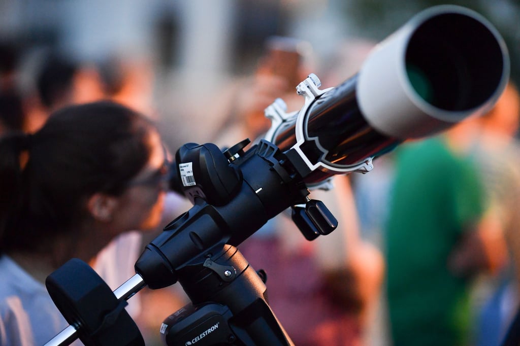 Manche beobachten die Mondfinsternis mit einem Teleskop. (Symbolbild)