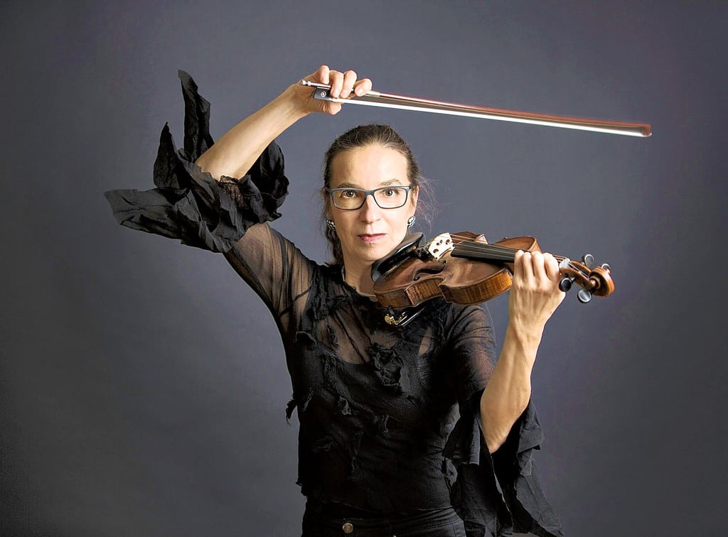 Bettina Sitte führt mit der Violine durch das Jerichower Kloster.