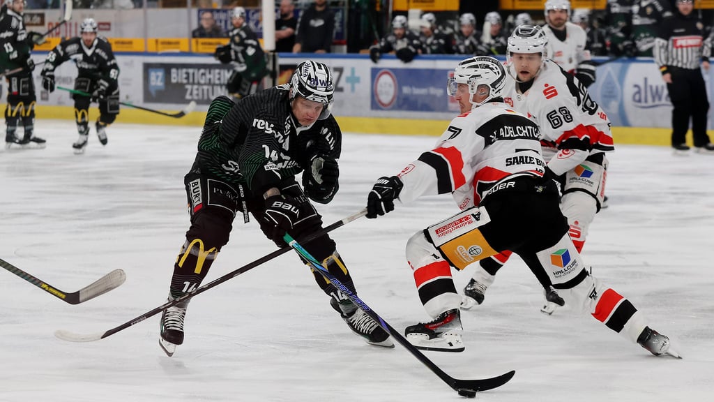 Alexander Vladelchtchikov (r.) kam mit einer Förderlizenz aus Crimmitschau zu den Bulls.