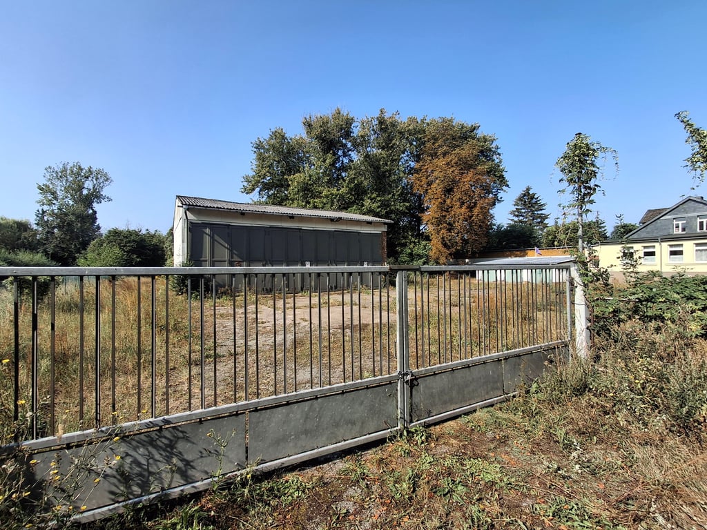 Auf diesem Grundstück neben dem Festplatz Masche möchte ein Investor aus Neuenhofe einen barrierefreien Wohnkomplex mit Tagespflege bauen.