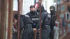 Polizisten rückten mit Ramme und Brecheisen auf dem Gelände von "Station Endlos" in Halle an.