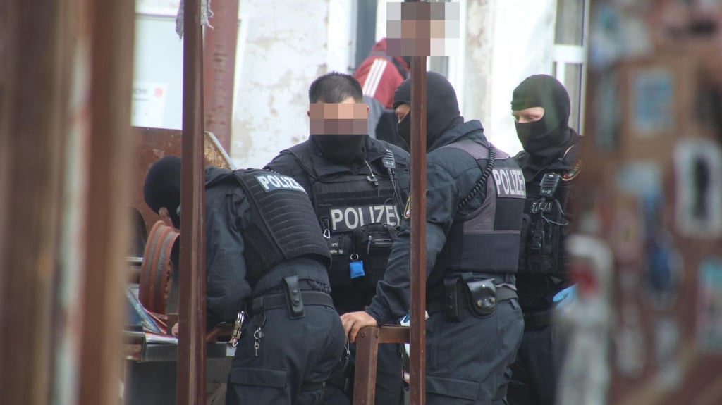 Polizisten rückten mit Ramme und Brecheisen auf dem Gelände von "Station Endlos" in Halle an.