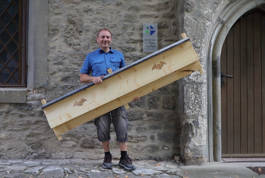 Peter Schreiber von der evangelischen Kirchengemeinde Wegeleben mit einem der Fledermauskästen.