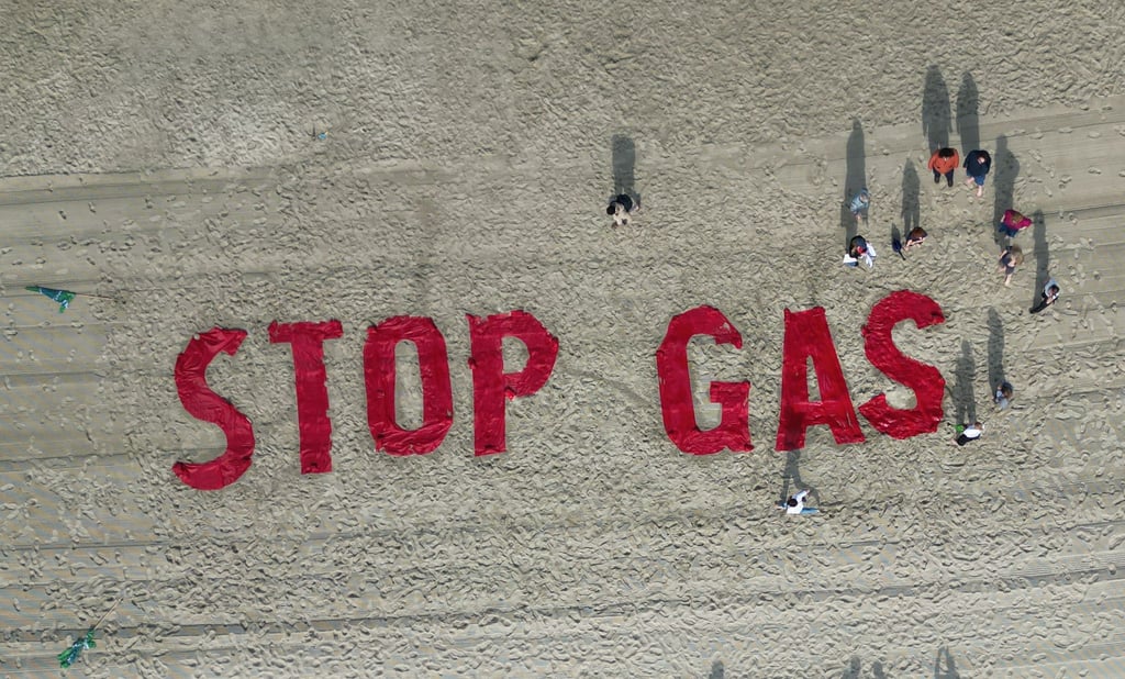 Bei einem Protest auf Borkum im Juli hatten Klimaschutzaktivisten von Fridays for Future ihre Forderung in den Sand geschrieben. (Archivbild)