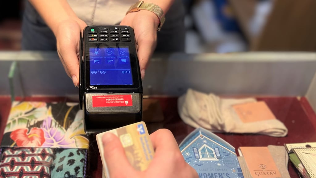 Einmal mit Karte bitte: Für einige Geschäfte wie die Modeboutique „Hübsch“ in Wernigerode ist die Option der Kartenzahlung selbstverständlich - andere bieten den Service nicht an.