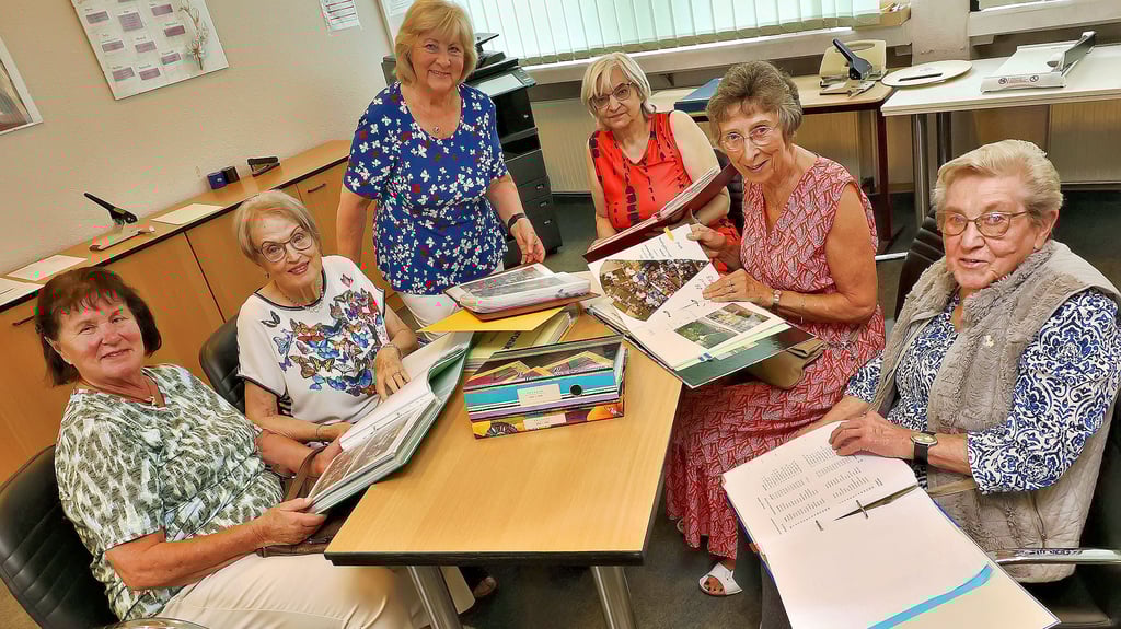 Schauen auf eine bewegende Geschichte ihrer Schule zurück: Die ehemaligen Lehrerinnen Irmtraut Stickel, Hannelore Knauth, Dagmar Peitzsch, Roswitha Dolgener, Anne-Kathrein Wabner und Christa Mattschull (v.l.) beim Blättern in den Jahreschroniken der Sangerhäuser Grundschule Südwest.