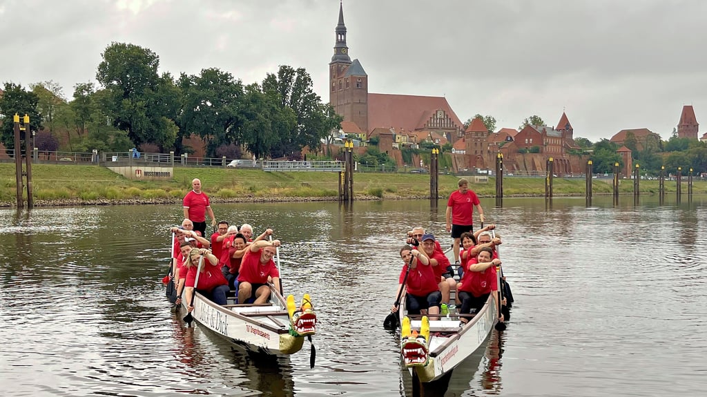Die Tangerdrachen beim Training – jede Woche erobern sie den Hafen von Tangermünde und die Elbe.