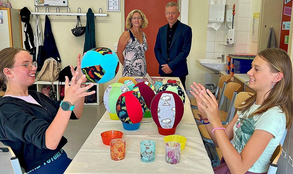 Windlichter und mit Stoff bezogene Luftballons wurden zum 30-jährigen Bestehen der Förderschule Otto Dorn angeboten.