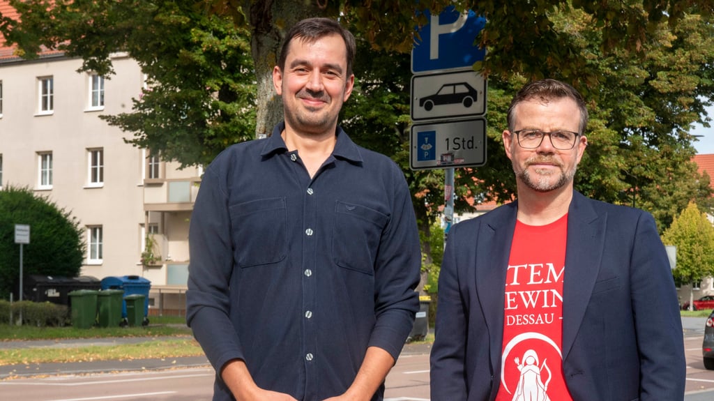 Fabian Jäger(rotes shirt) und der Neu-Dessauer Robert Schneider starten bei den Bierbraumeisterschaften in Stralsund.