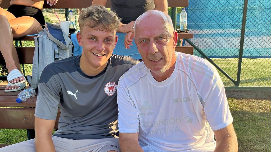 Im Türkeiurlaub traf der Alslebener Kicker Tim Schernich auf Fußballstar Mario Basler.