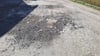 Nur ein Beispiel einer kaputten Straße im Oberharz: Die Asphaltdecke auf diesem Teil der Straße Hagenberg in Stiege ist von Rissen übersät und oftmals nicht mehr vorhanden.